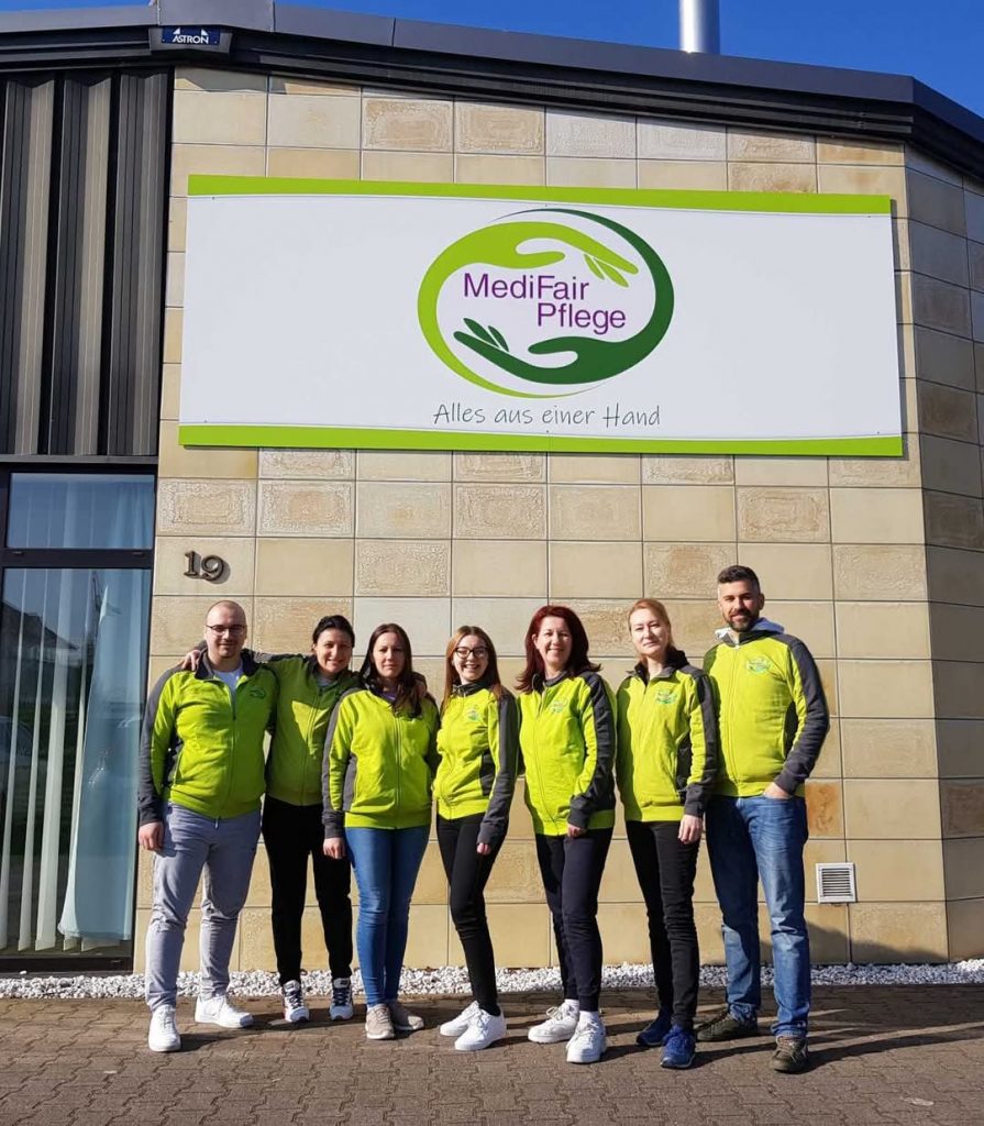 Team von MediFair Pflege vor Zentrale